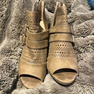 Report-Tan booties